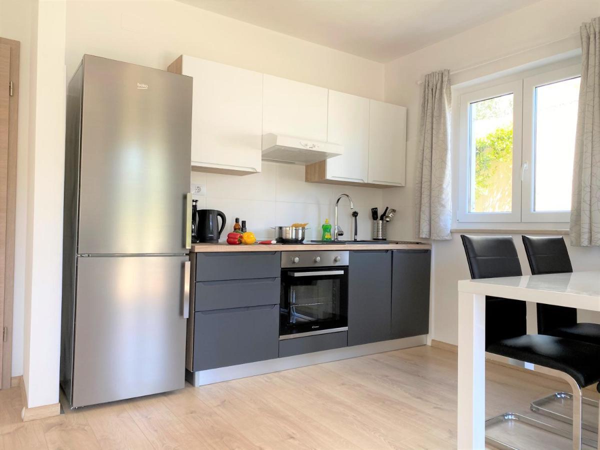 Apartment Punta Premantura E With Garden Exteriér fotografie